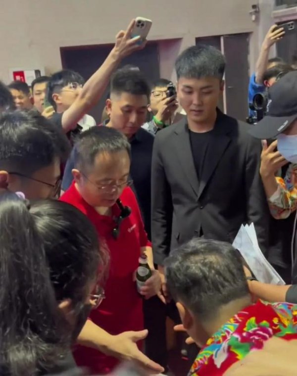 正规配资平台app 如何看待车展上，周鸿祎被投喂鹅肉？